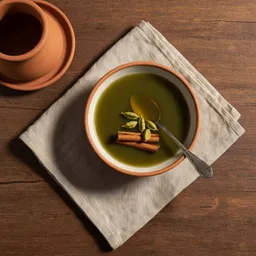 شاي أخضر بالقرفة والهيل
